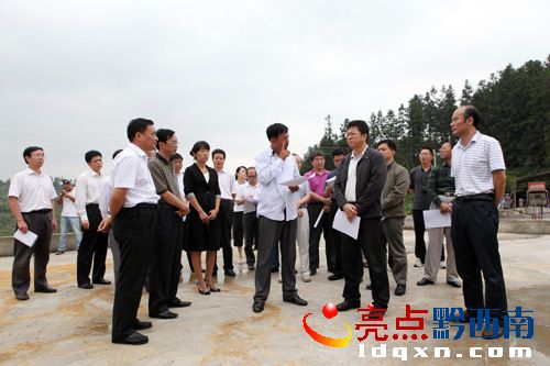 程曉冰（右二）在龍長春（左二）、曾孔祥（左一）、姜仕坤（右一）等陪同下，在海權肉羊加工廠聽取企業(yè)建設情況匯報（陳亞林攝影