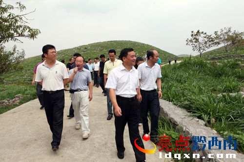 程曉冰（左一）在曾孔祥（右二）、姜仕坤（右一）等陪同下在桃園草場調研（陳亞林攝影）.JPG