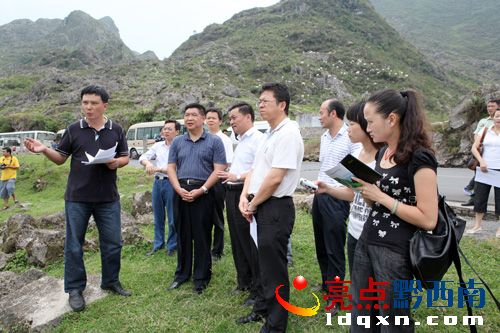 程曉冰一行在光照鎮(zhèn)調研孟寨小流域石漠化綜合治理工程時聽取工作匯報（陳亞林攝影）.JPG