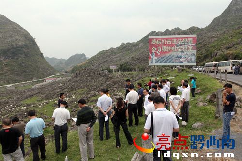 研組到孟寨小流域調研石漠化綜合治理工程（陳亞林攝影） (1).JPG