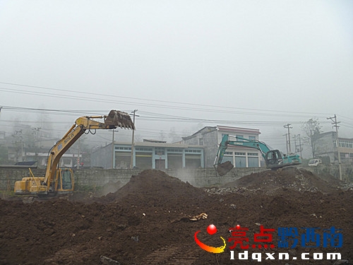 挖掘機在抓緊施工.jpg