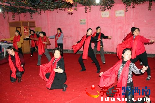 nEO_IMG_圖為“春之聲紅歌隊(duì)”正在排練舞蹈《繡紅旗》（陳亞林?jǐn)z影）.jpg