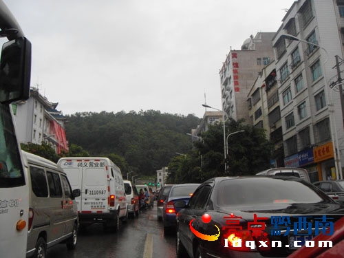 ★您好！敬請(qǐng)修改！（圖2）在興義市遵義路上，并不寬敞的單邊車道上堵成了3條車流長(zhǎng)龍。（李勁松  攝）.JPG