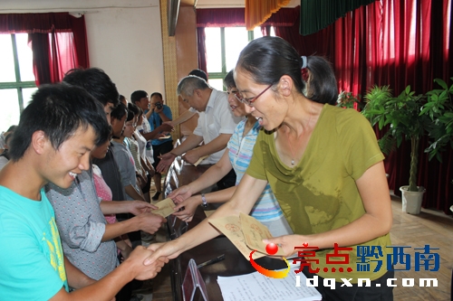 圖為<a href=http://www.retirebossier.com/news/anlong/ target=_blank class=infotextkey>安龍縣</a>“金秋助學(xué)”助學(xué)金發(fā)放儀式現(xiàn)場.JPG