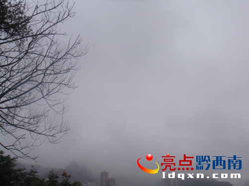 9月24日上午大霧籠罩的興義城區(qū).JPG