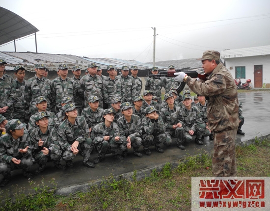 圖為教官為民兵們講解槍支使用常識(shí)、射擊動(dòng)作要領(lǐng)和注意事項(xiàng).jpg