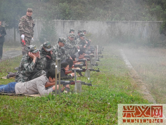 圖為參訓(xùn)民兵在教官指導(dǎo)下臥姿射擊.jpg