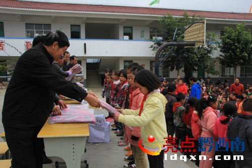 老年朋友把書包等發(fā)給受助學(xué)生.jpg