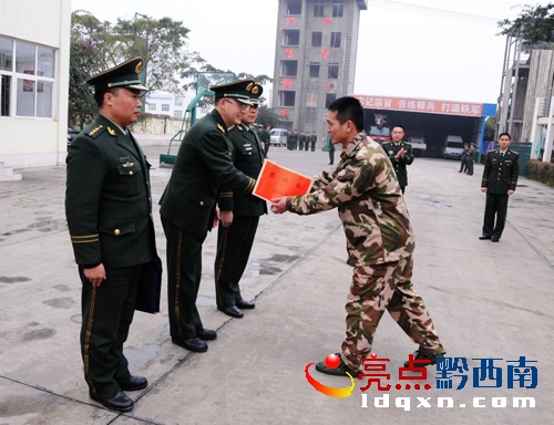 李世永支隊(duì)長(zhǎng)向基層部隊(duì)贈(zèng)送慰問(wèn)金.JPG