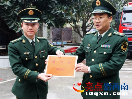 趙兵政委向基層部隊(duì)贈(zèng)送慰問(wèn)金.JPG