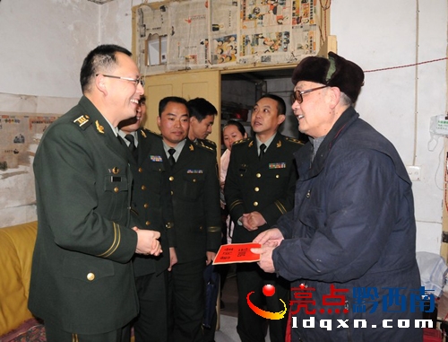 李世永支隊(duì)長(zhǎng)慰問(wèn)消防部隊(duì)離退休老干部.JPG