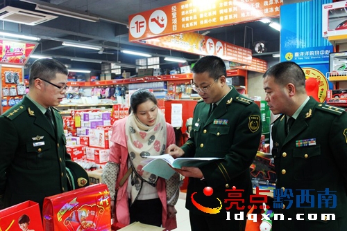 趙兵政委率隊(duì)檢查社會(huì)單位消防安全工作.jpg