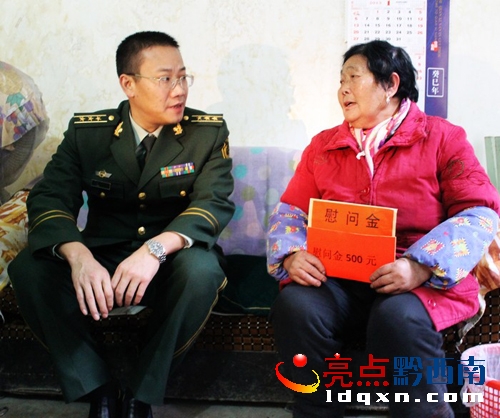 趙兵政委帶隊(duì)慰問(wèn)消防部隊(duì)離退休老干部遺霜.jpg