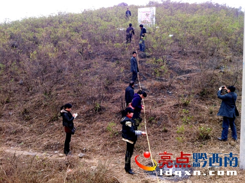 圖為工作人員采取皮尺丈量、實地求算面積進行驗收（陳亞林攝影）.jpg