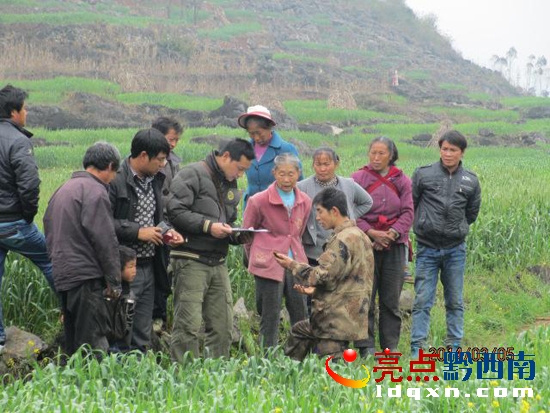 圖為駐村工作組測量正在測量、記錄土地面積.jpg