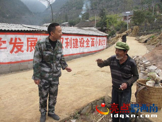 圖為敬南鎮(zhèn)黎元慶副鎮(zhèn)長與皇竹草種植農(nóng)戶進行協(xié)商采種.jpg