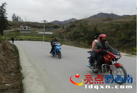 大觀鎮(zhèn)路口無牌照駕駛摩托車.jpg