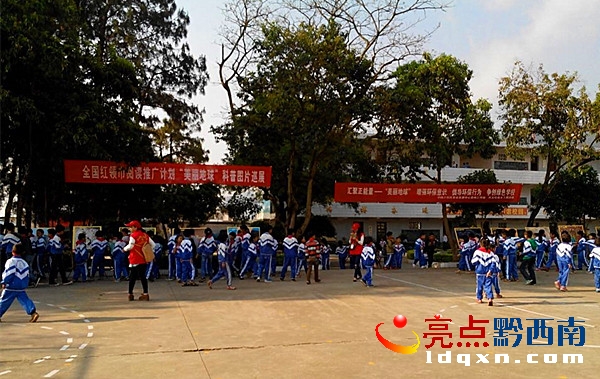 圖為豐都小學(xué)科普圖片展現(xiàn)場1.jpg