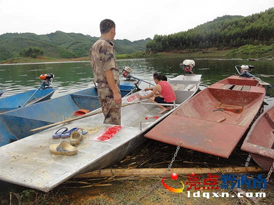 南盤江鎮(zhèn)安監(jiān)站工作人員在自用船舶標(biāo)明乘客定額.JPG