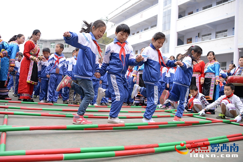學(xué)生們按節(jié)奏輕松的跳“竹子操”(陳亞林?jǐn)z影)_3.jpg