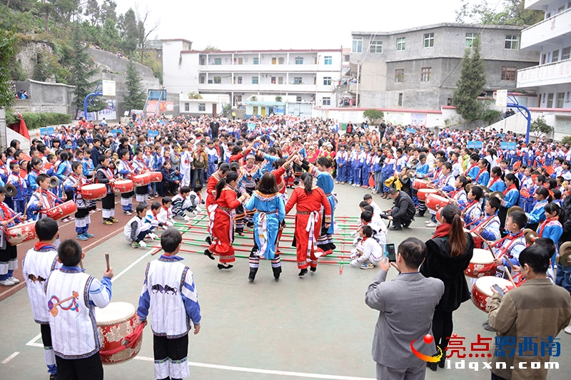校運會推廣的“竹竿操”演示現(xiàn)場(陳亞林?jǐn)z影)_2.jpg