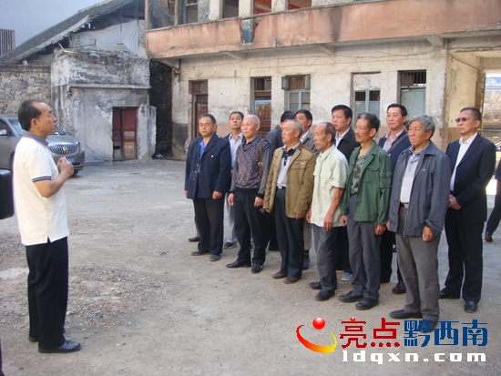圖為老兵們在縣城草紙街71號安龍革命歷史陳列館聆聽革命傳統(tǒng)教育報(bào)告時(shí)的情景。.jpg