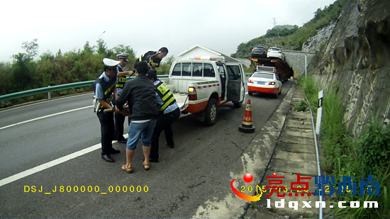 圖為八中隊(duì)民警與安龍應(yīng)急中隊(duì)救援人員一道將摩托車(chē)抬上救援車(chē)輛(執(zhí)法記錄儀視頻截圖).PNG