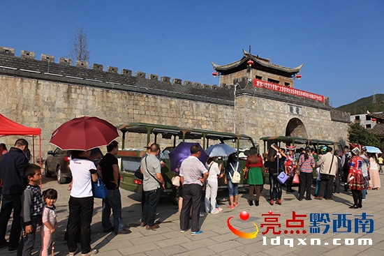 國(guó)慶期間游客在古城有序排隊(duì)上車(chē)觀景（陳亞林?jǐn)z影）.jpg