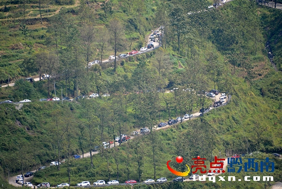 自駕車(chē)隊(duì)在盤(pán)山公路上排起了長(zhǎng)龍（陳亞林?jǐn)z影）.jpg