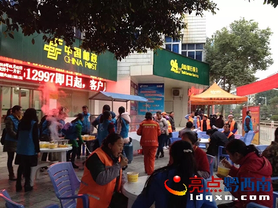 志愿者給正在吃餃子的工人們講述安全與保健知識(shí).jpg