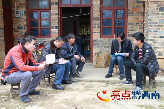 圖為副局長趙克俊（左二）在貧困戶常國興家了解情況。.jpg