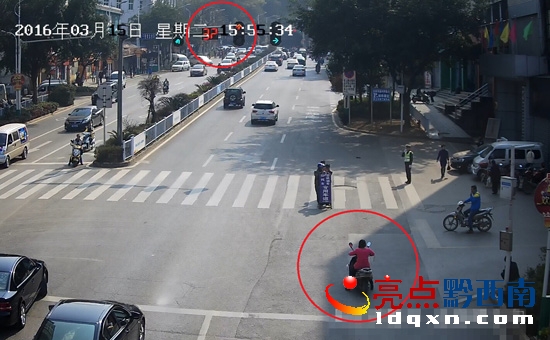 女子騎電動(dòng)車闖紅燈.jpg