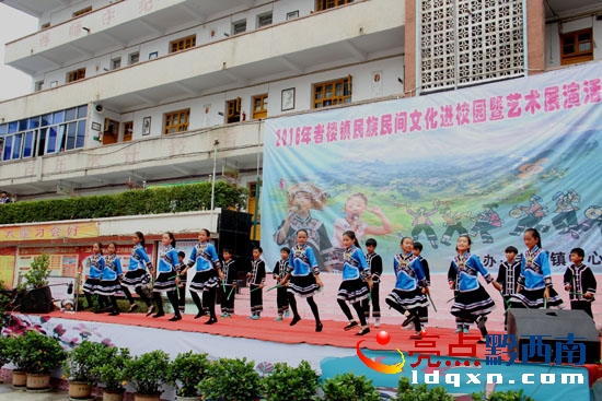 圖為《布依竹鼓舞》表演.JPG