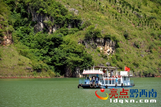 北盤江庫區(qū)游船一景(陳亞林?jǐn)z影).JPG