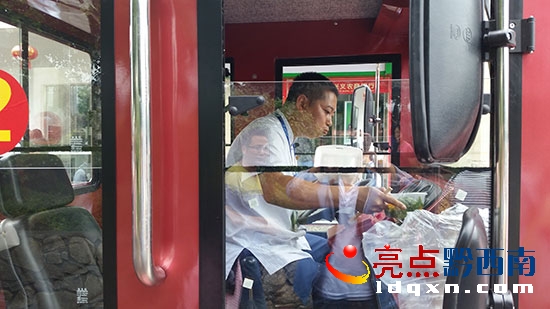 這位火車司機(jī)2點(diǎn)半了才得吃飯,才吃得幾嘴又開(kāi)動(dòng)了車子.jpg
