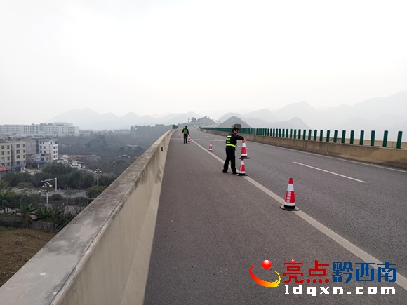 設(shè)置警示標志.jpg
