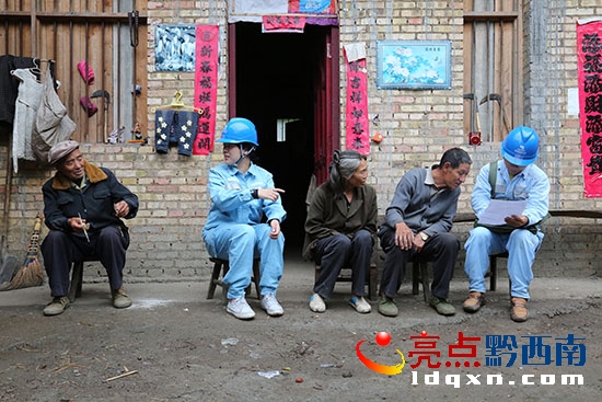 上門為留守老人宣傳安全用電知識(shí).JPG
