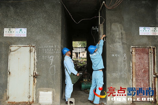 為保證不耽誤煙草烘烤時(shí)用電,白沙供電所提前對(duì)各集群烤房線路進(jìn)行義診.JPG