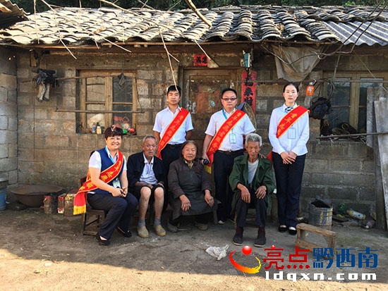 志愿者與貧困老人合影.jpg