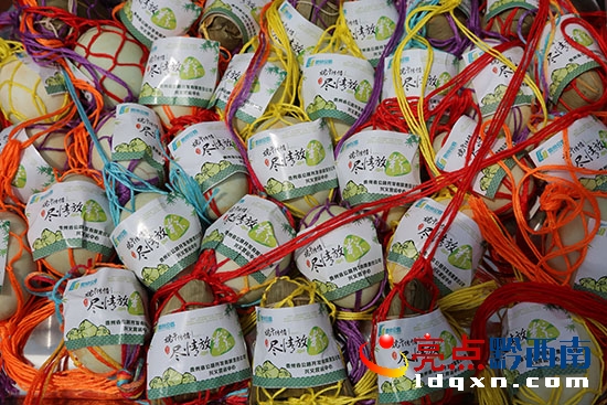 制作完成的粽子及咸鴨蛋被彩絲外纏貼上具有公路文化的祝福彩圖.JPG