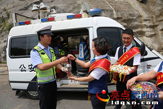“粽”情分享 為節(jié)假日堅守一線的交警送上祝福.JPG