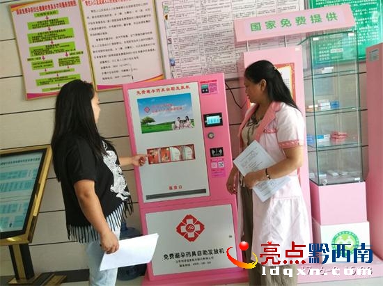 圖為縣婦幼保健院藥具管理業(yè)務(wù)骨干正在進(jìn)行業(yè)務(wù)督導(dǎo).jpg