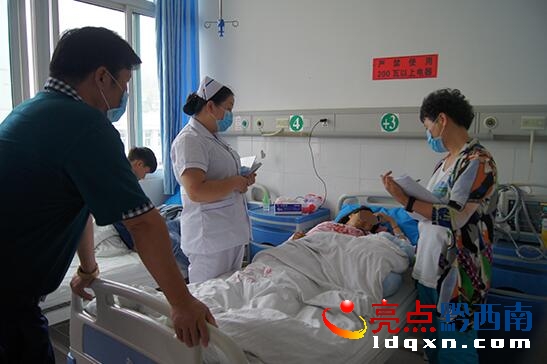 對(duì)產(chǎn)婦進(jìn)行訪(fǎng)談.jpg