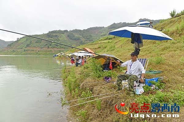 圖為選手正在垂釣.JPG