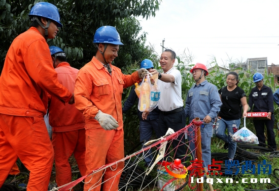 興義供電局工會(huì)組織慰問一線搶修員工(盧關(guān)文 攝) (2).JPG