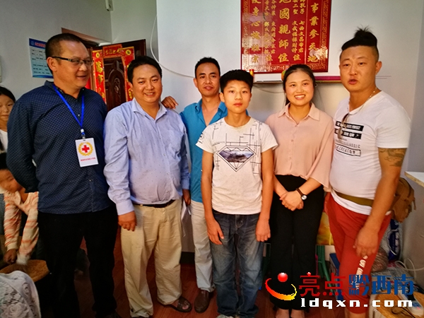 1愛(ài)心團(tuán)隊(duì)在鄧正秀家合影。左起賀國(guó)平 湯志剛 嚴(yán)建 鄧平 鄧正秀 吳廷朋.jpg