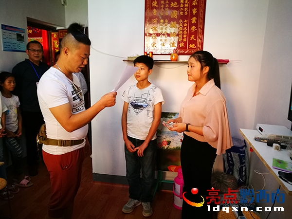 2萬(wàn)峰林公益協(xié)會(huì)副會(huì)長(zhǎng)吳廷朋將6500元捐款交到鄧正秀手中.jpg