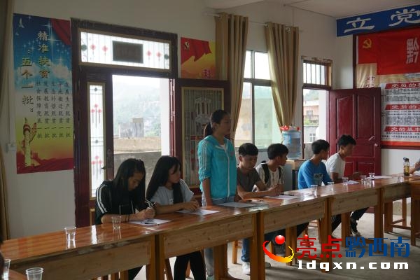 貧困學(xué)子代表發(fā)言.JPG