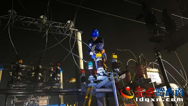 普安供電局工作人員進(jìn)行故障搶修。