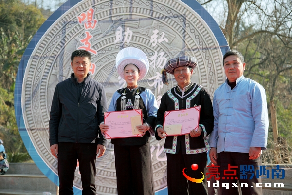 對(duì)古歌和古樂(lè)兩大類的獲獎(jiǎng)選手頒發(fā)證書 郭澤玉攝.JPG